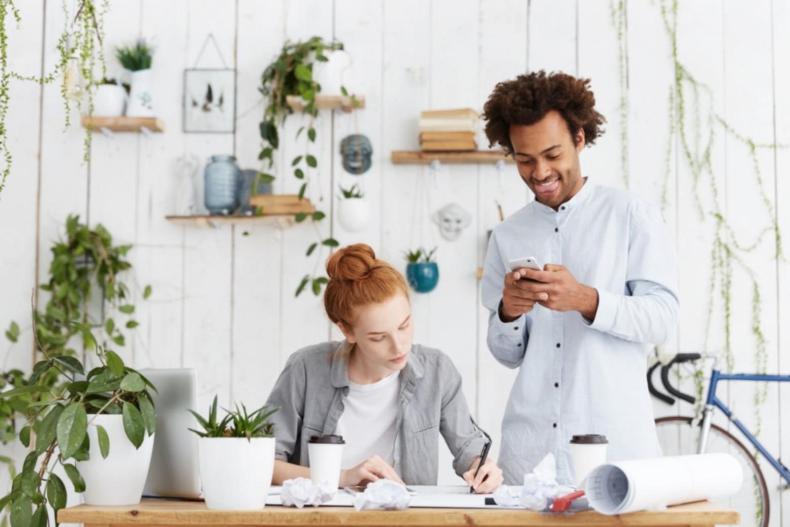 Persona revisando documentos financieros y planificando presupuesto familiar