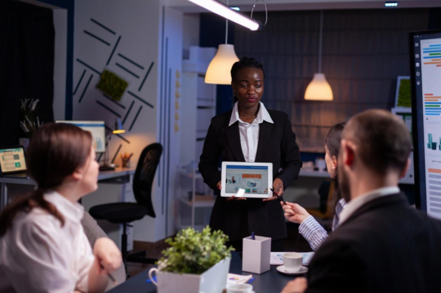 Gráficos y documentos mostrando progreso en ahorro y control de gastos