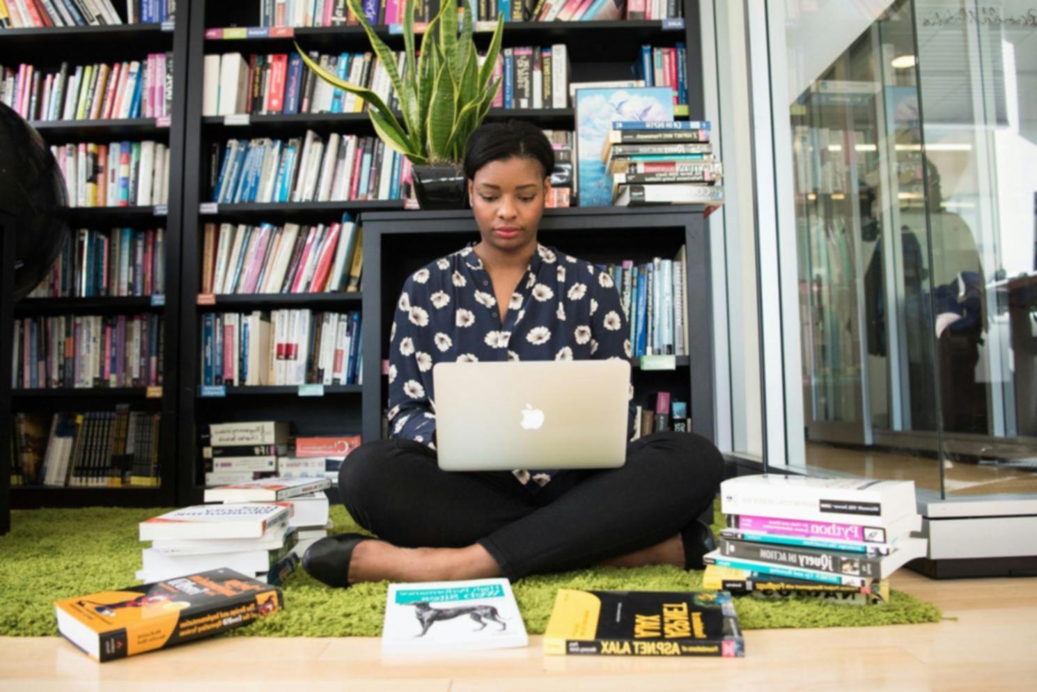 Sesión de formación en planificación financiera con estudiantes